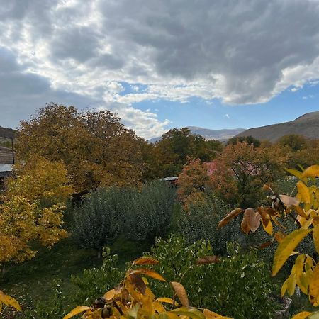 Zove Rural Cottage With Garden Views K'arashamb エクステリア 写真