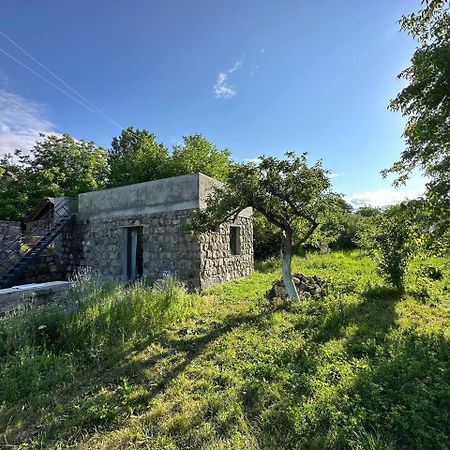 Zove Rural Cottage With Garden Views K'arashamb エクステリア 写真