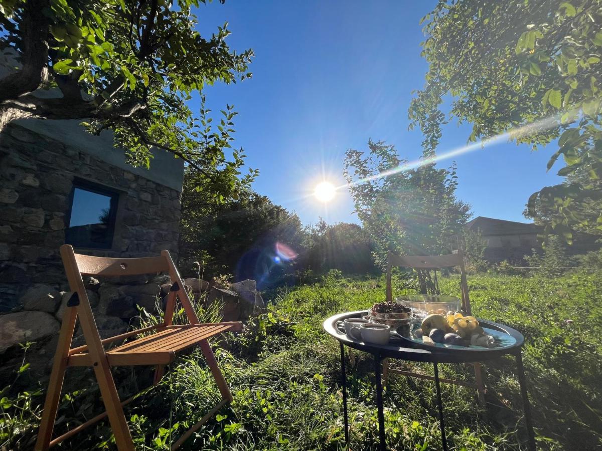 Zove Rural Cottage With Garden Views K'arashamb エクステリア 写真